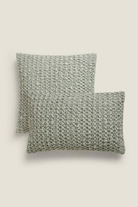 ZARA HOME ЧЕХОЛ ДЛЯ ДЕКОРАТИВНОЙ ПОДУШКИ С ВЫШИВКОЙ ИЗ РЕЛЬЕФНОЙ ТКАНИ, ЗЕЛЕНОВАТЫЙ