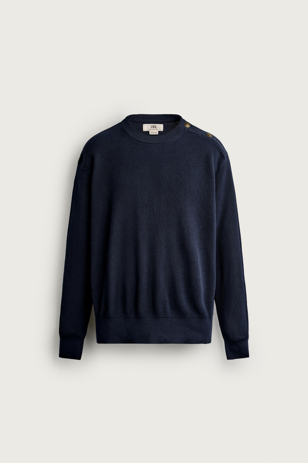 СВИТЕР КЛАССИЧЕСКОГО КРОЯ С ПУГОВИЦАМИ НА ПЛЕЧЕ — ZARA