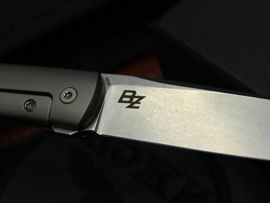 Складной нож Boker 01BO613 Urban Trapper Premium CF c клинком из стали Böhler M390 Microclean®, рукоять титан / карбон