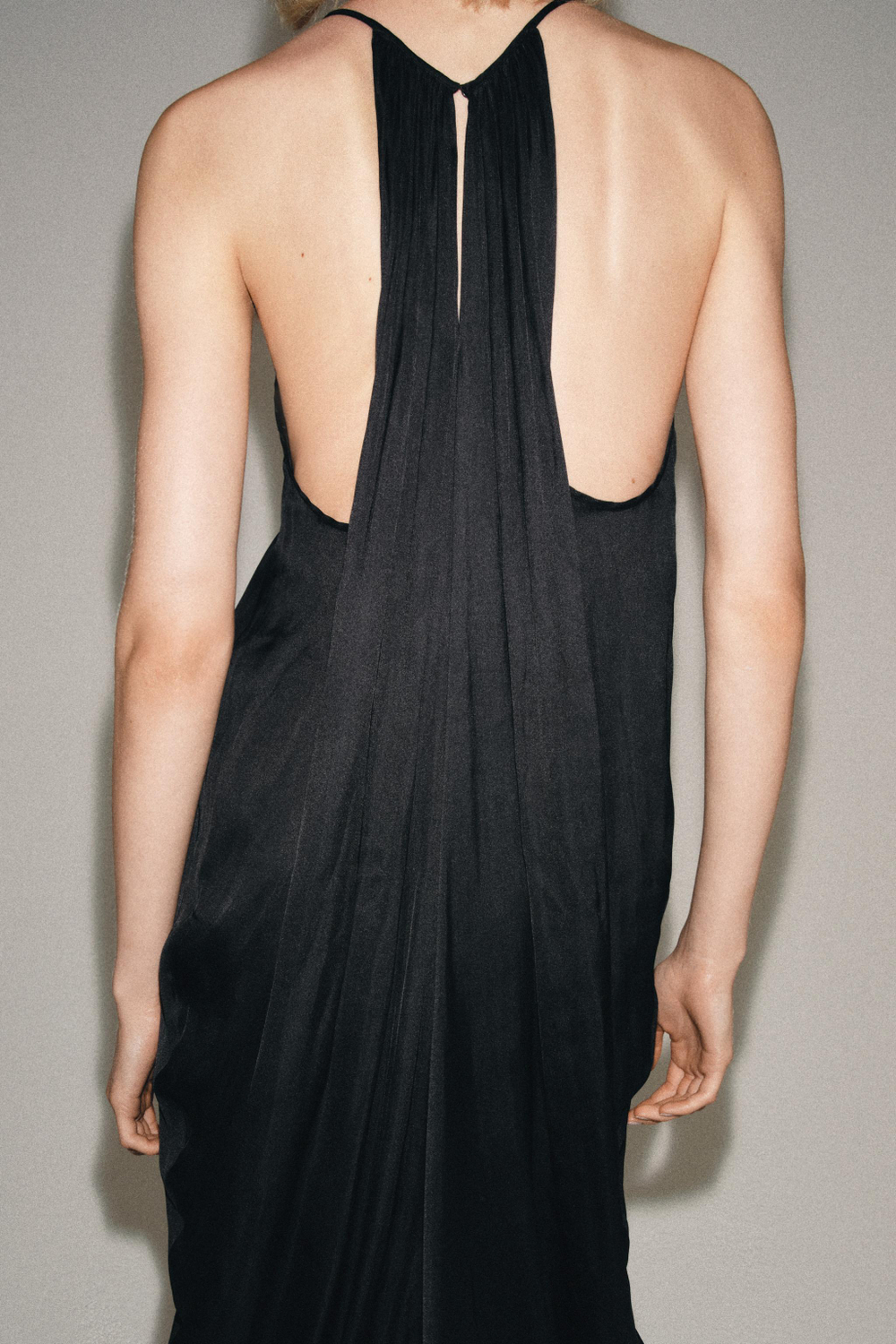 АТЛАСНОЕ ПЛАТЬЕ СО СБОРКАМИ — ZW COLLECTION — ZARA