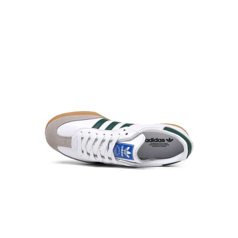 alt="Кроссовки adidas Samba OG арт. IE3437 с белым кожаным верхом, серым замшевым носком и зелеными акцентами вид спереди"