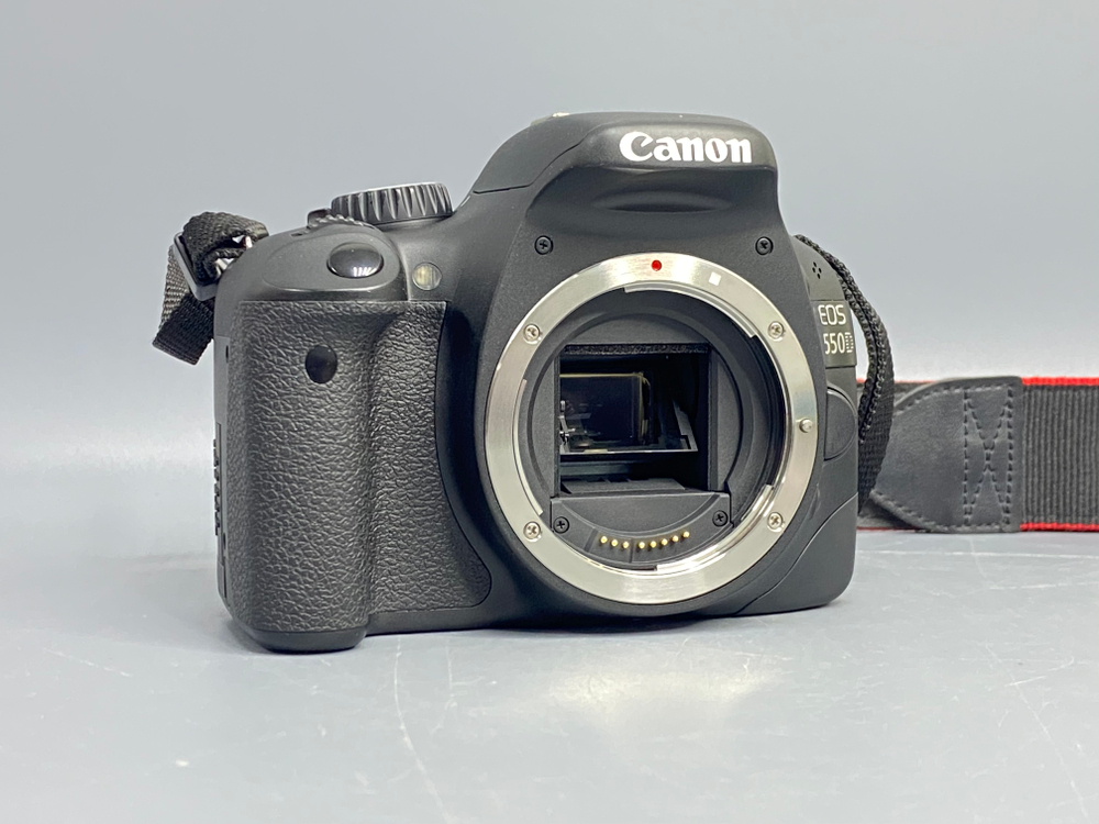 Canon 550D kit 18-55mm 3.5-5.6 III 7.500 кадров