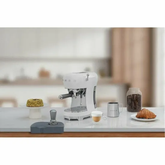 Кофемашина-эспрессо рожковая SMEG ECF02WHEU, белый / 1350 Вт