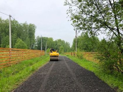 Стартовали работы по отсыпке подъездной дороги новым слоем асфальтовой крошки