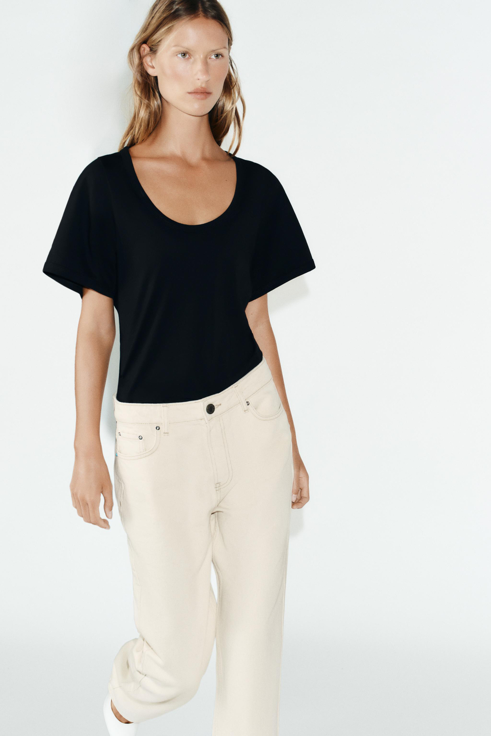ФУТБОЛКА С КРУГЛЫМ ВЫРЕЗОМ — ZARA