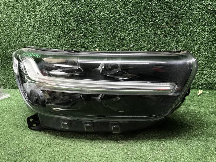 Фара правая Volvo XC40 (2017-2022) LED
