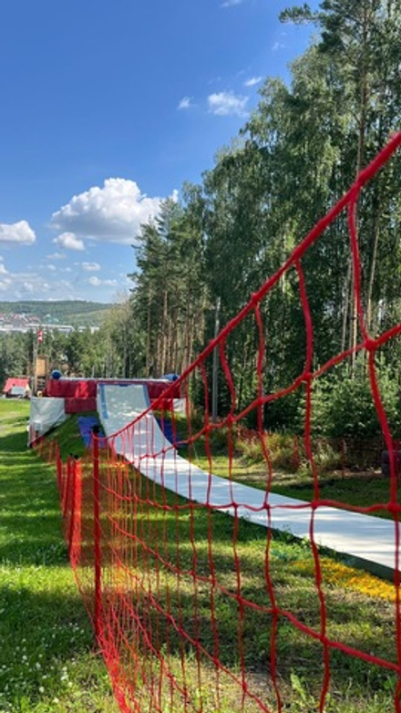 Летнее катание на сноубордах и лыжах