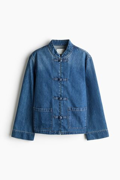 Джинсовая куртка с пуговицами-узелками — стандартная длина - H&M