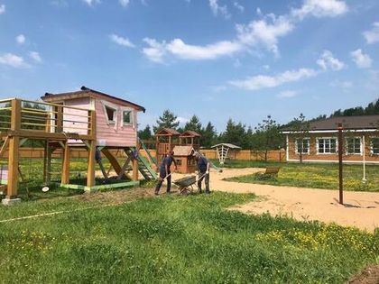 На детской площадке проводятся очередные работы по благоустройству