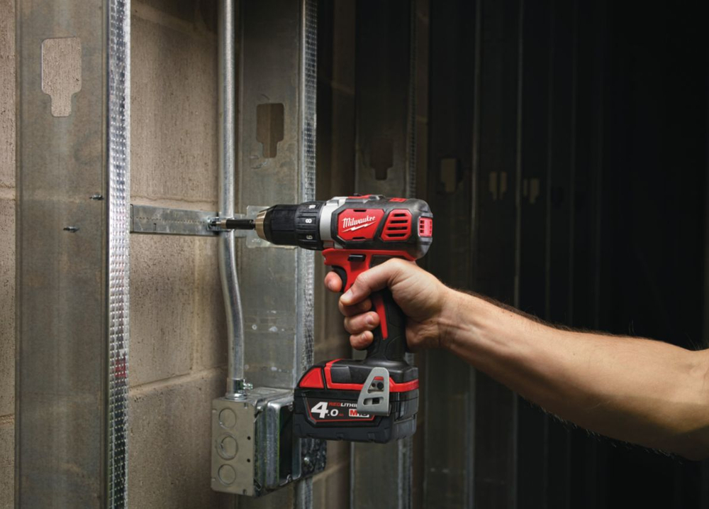 Компактная дрель-шуруповерт Milwaukee M18 BDD-0 4933443530