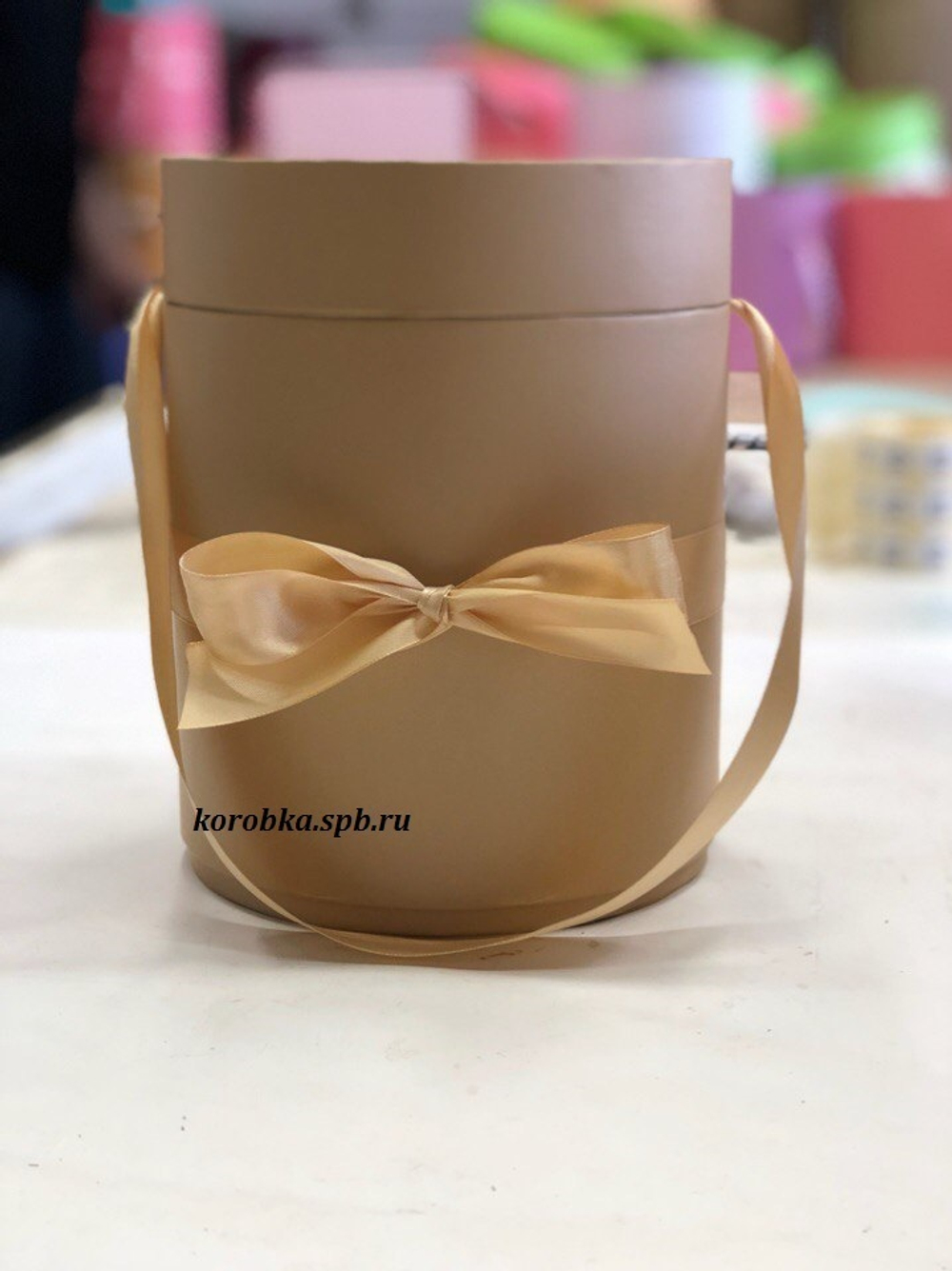 Шляпная коробка D 20 см Цвет: крафт . Розница 350 рублей .