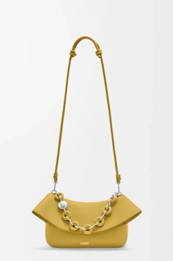Loewe Средняя сумка Ola из гладкой телячьей кожи, желтый
