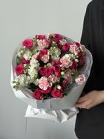 Букет из кустовых динтусов, кустовых роз и маттиолы