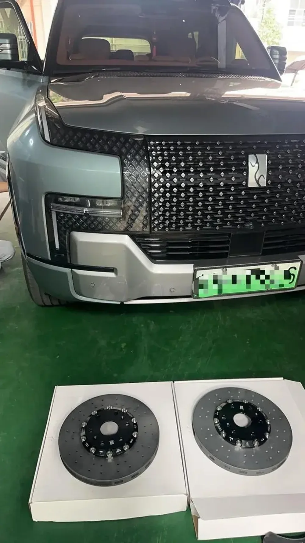 Карбон керамическая тормозная система для BYD Yangwang U8 2023-2025 Янванг Янгванг тормоза колодки тормозной диск суппорт