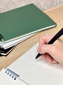 Блокнот квадратный в клетку 60л 195х210 мм т.зеленый (8808-017)