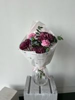 Кулек из хризантемы бигуди, диантусов и эвкалипта