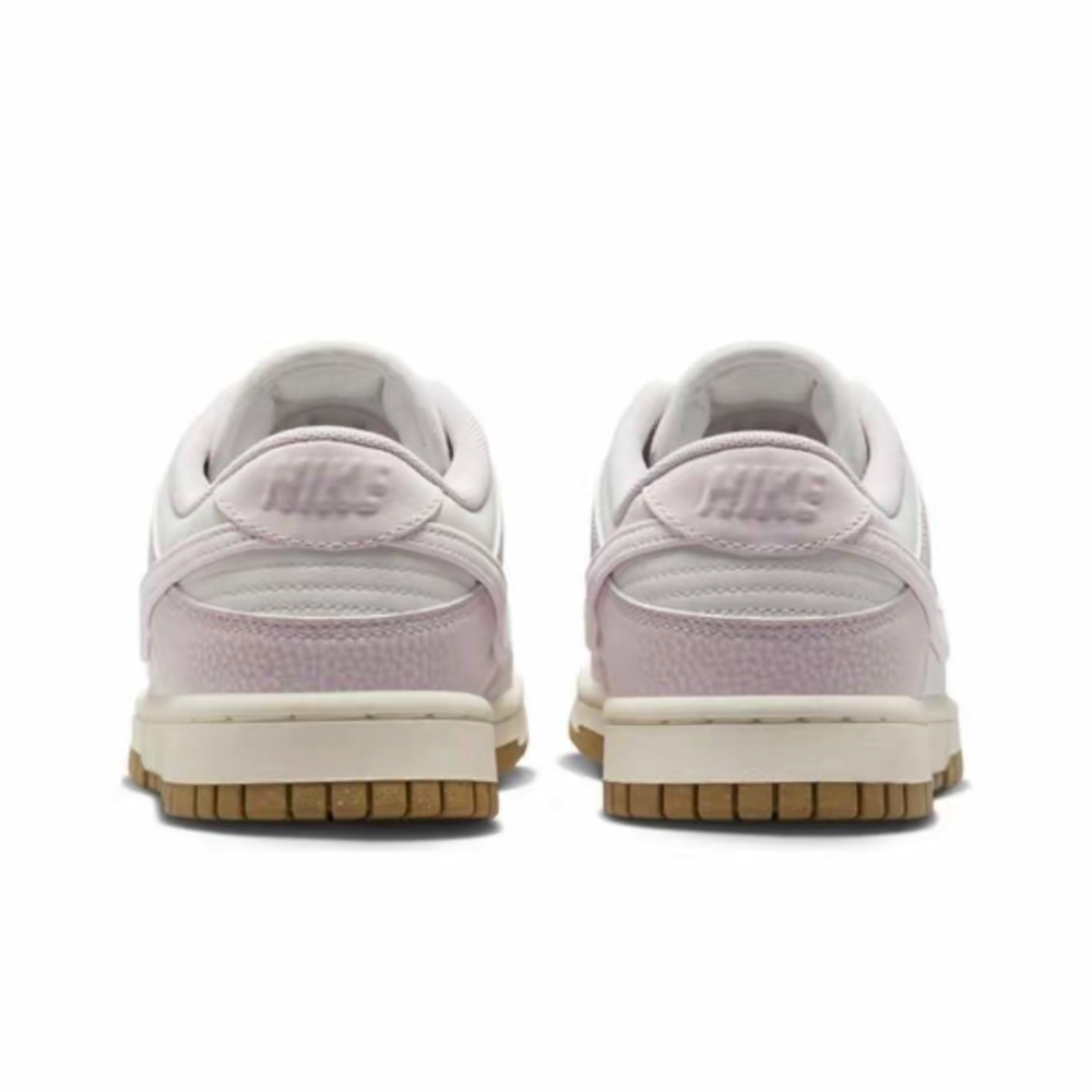 alt="Текстура кракелюра на коже Nike Dunk Low Platinum Violet FN6345-001 крупным планом"