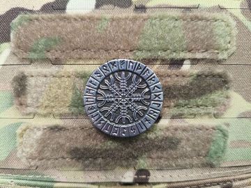 Патч на одежду "Шлем ужаса" серебро, металл.