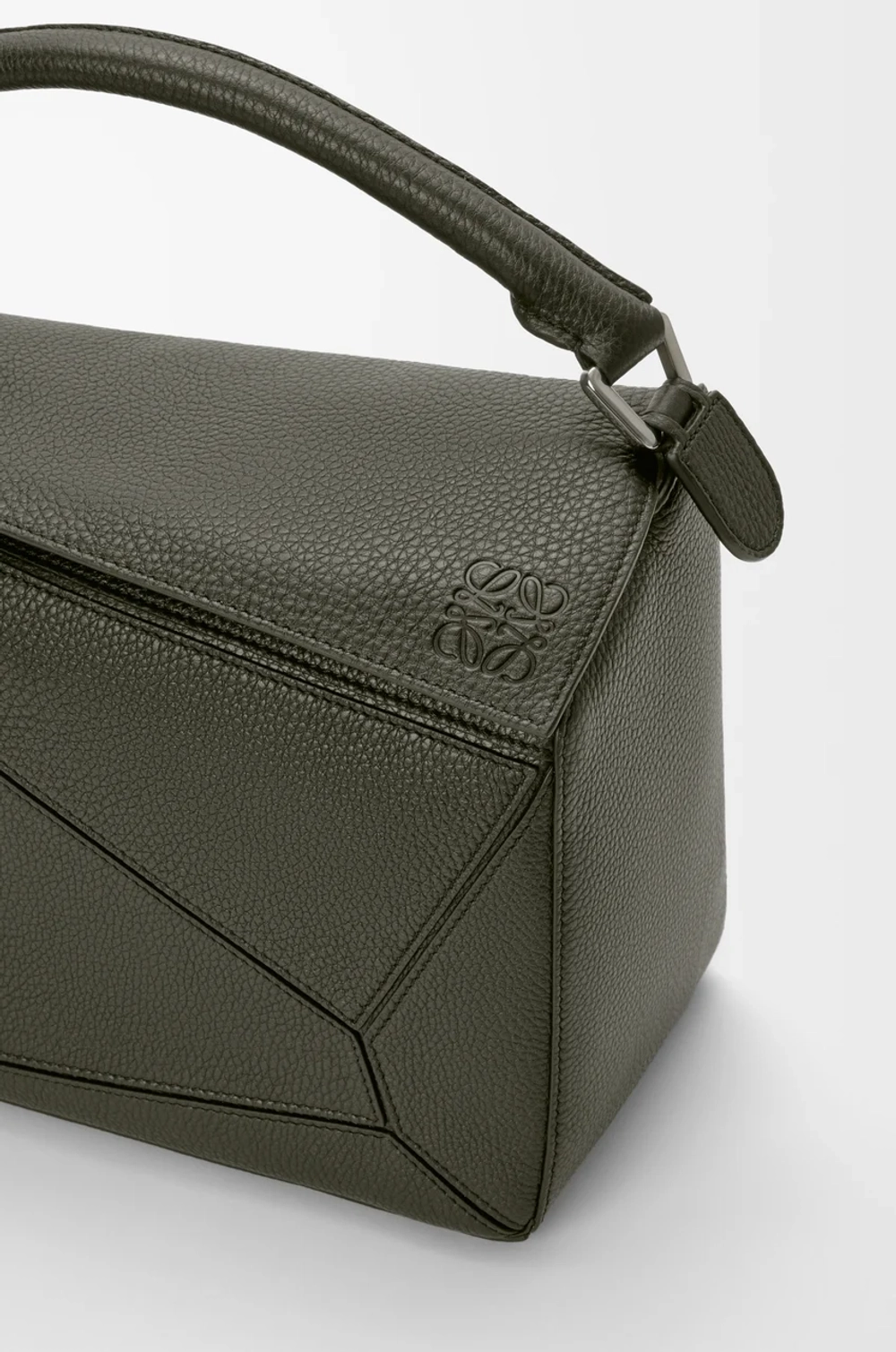 Loewe Большая сумка Puzzle мягкой зернистой телячьей кожи, темный хаки