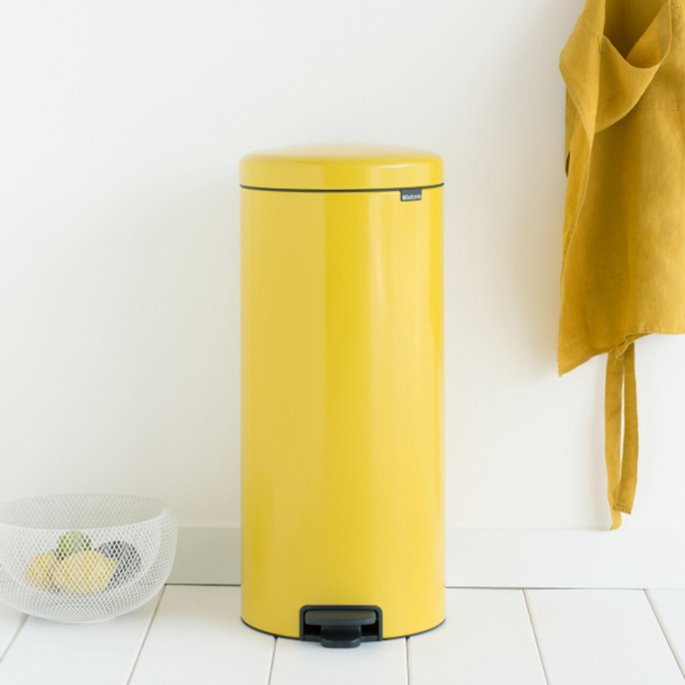 Ведро Brabantia NewIcon 30л желтая маргаритка возле стены