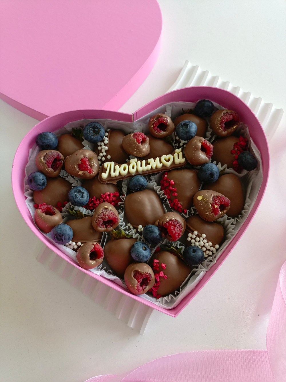 Сердце с клубникой и малиной в шоколаде