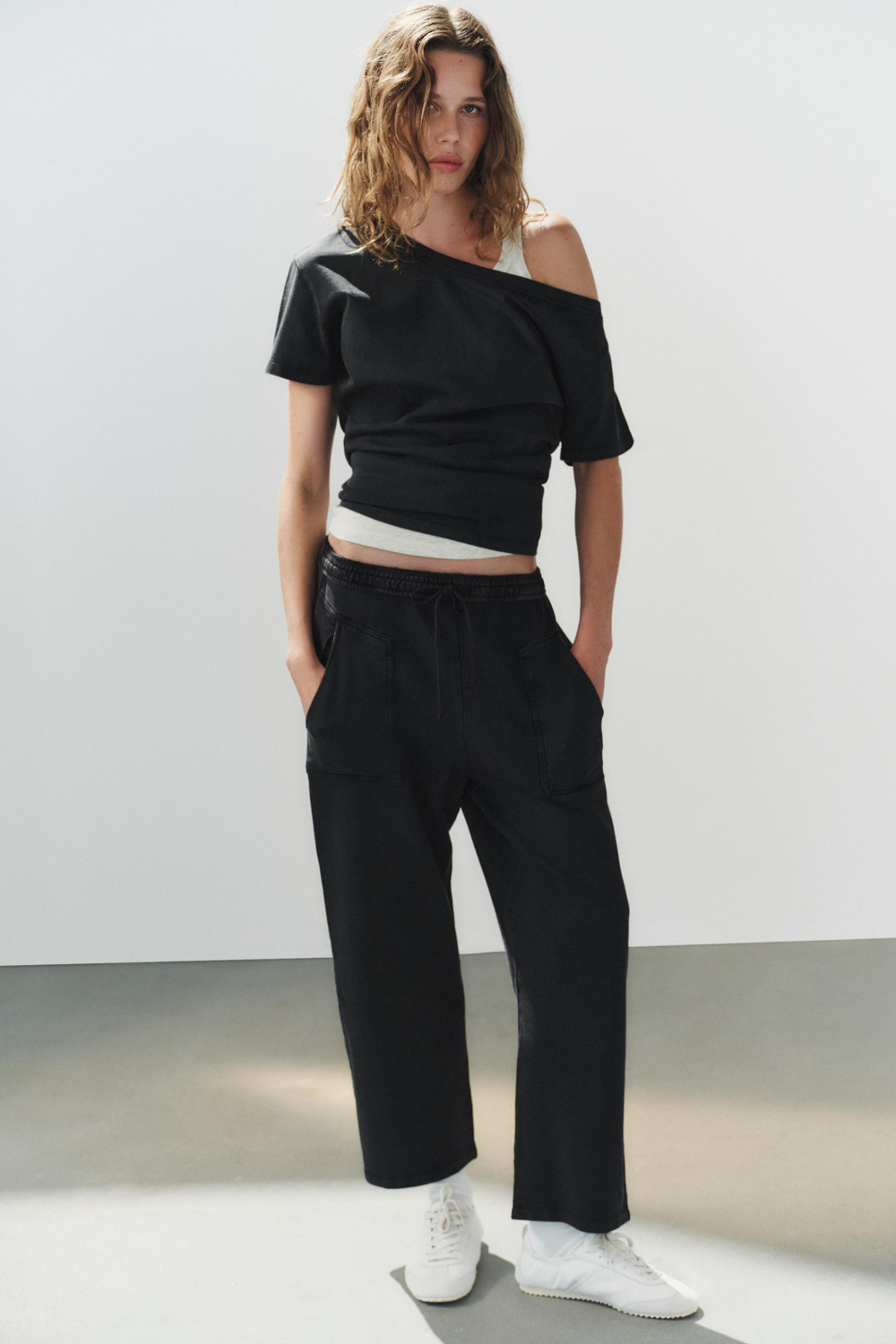 ХЛОПКОВЫЕ БРЮКИ С КАРМАНАМИ — ZARA