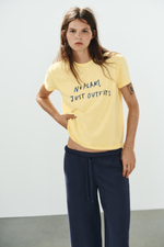 ЖЕЛТАЯ ФУТБОЛКА С НАДПИСЬЮ — ZARA