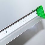 Фитолампа полного спектра, вид сбоку, демонстрирующий светодиоды и отражающую поверхность