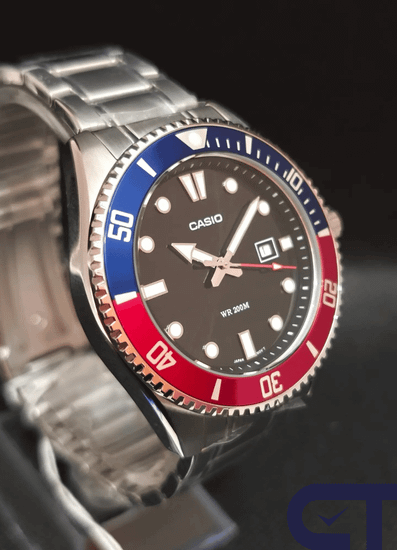 Casio MDV-107D-1A3 часы наручные мужские — красно-синий безель, стальной браслет и WR200
