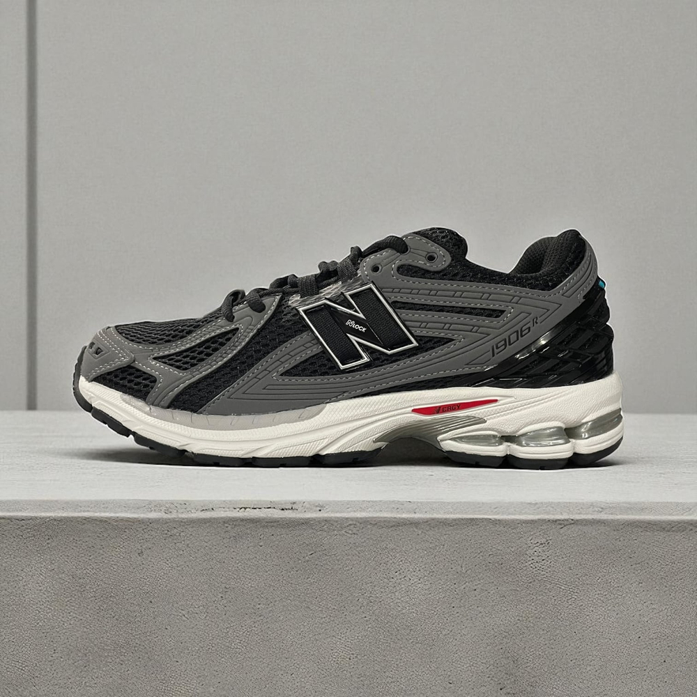 New Balance 1906R • Black Gray