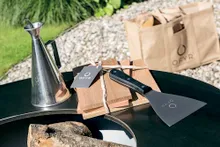 Дровяной гриль-очаг OFYR Classic 85 см на пьедестале-поленнице, чёрный