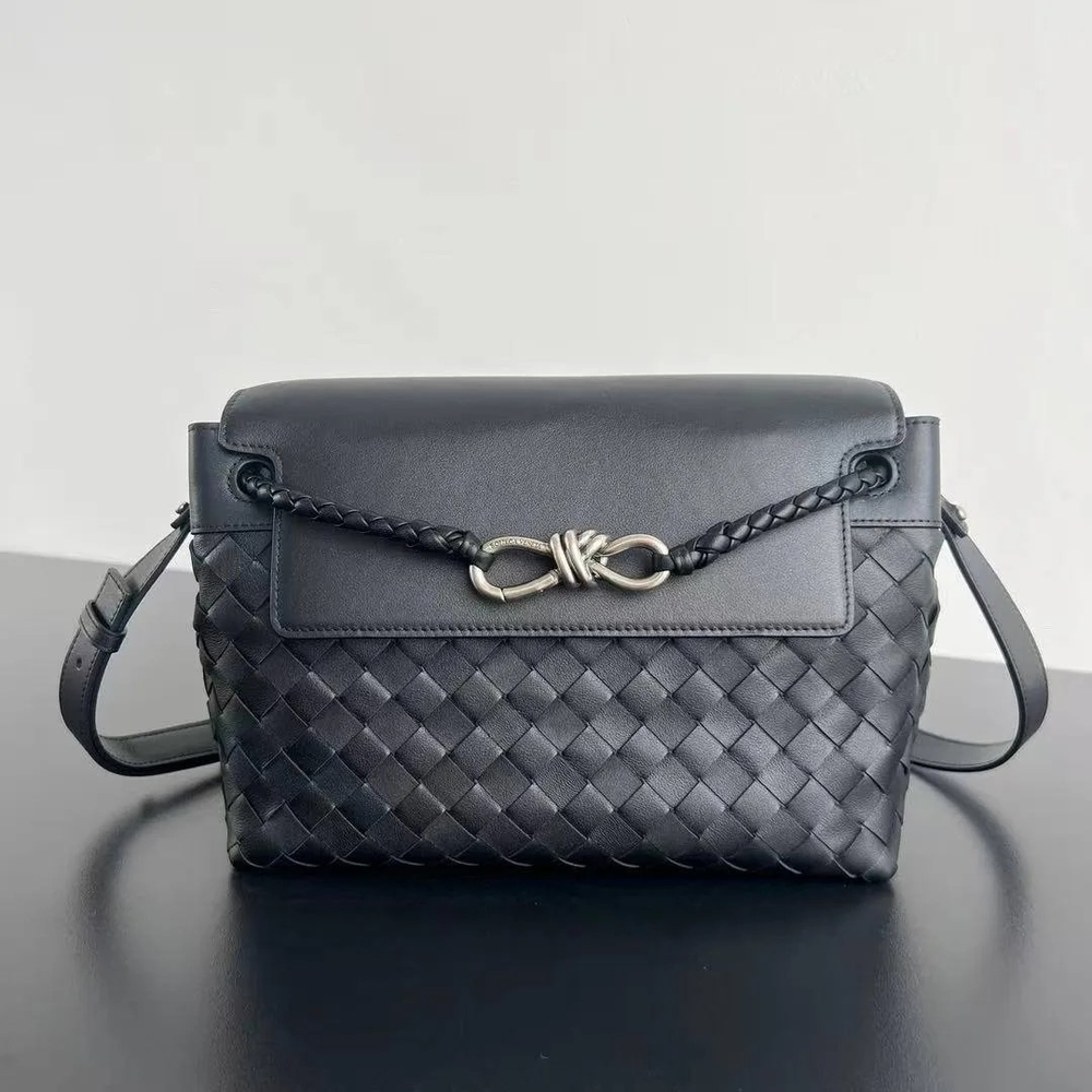 Черная сумка-мессенджер Bottega Veneta Andiamo Small