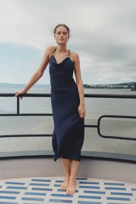 ZARA АТЛАСНОЕ ПЛАТЬЕ В БЕЛЬЕВОМ СТИЛЕ С ЗОЛОТИСТОЙ ФУРНИТУРОЙ, СИНИЙ
