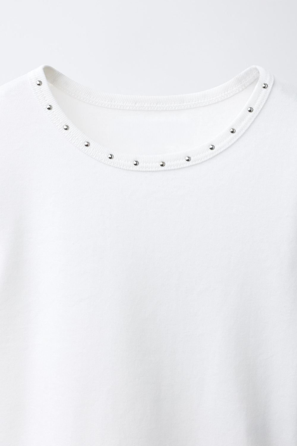 ZARA ФУТБОЛКА С ЗАКЛЕПКАМИ И КРУЖЕВОМ, БЕЛЫЙ