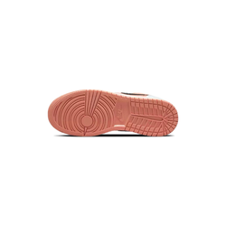 alt="Черный логотип Swoosh и персиковая подошва на Air Jordan 1 Low GS Light Madder Root"