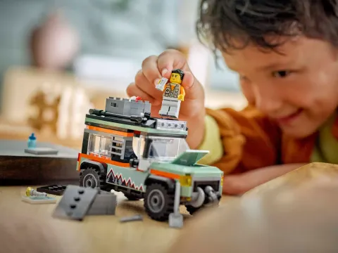 Конструктор LEGO City 60447 Горный грузовик для бездорожья 4x4