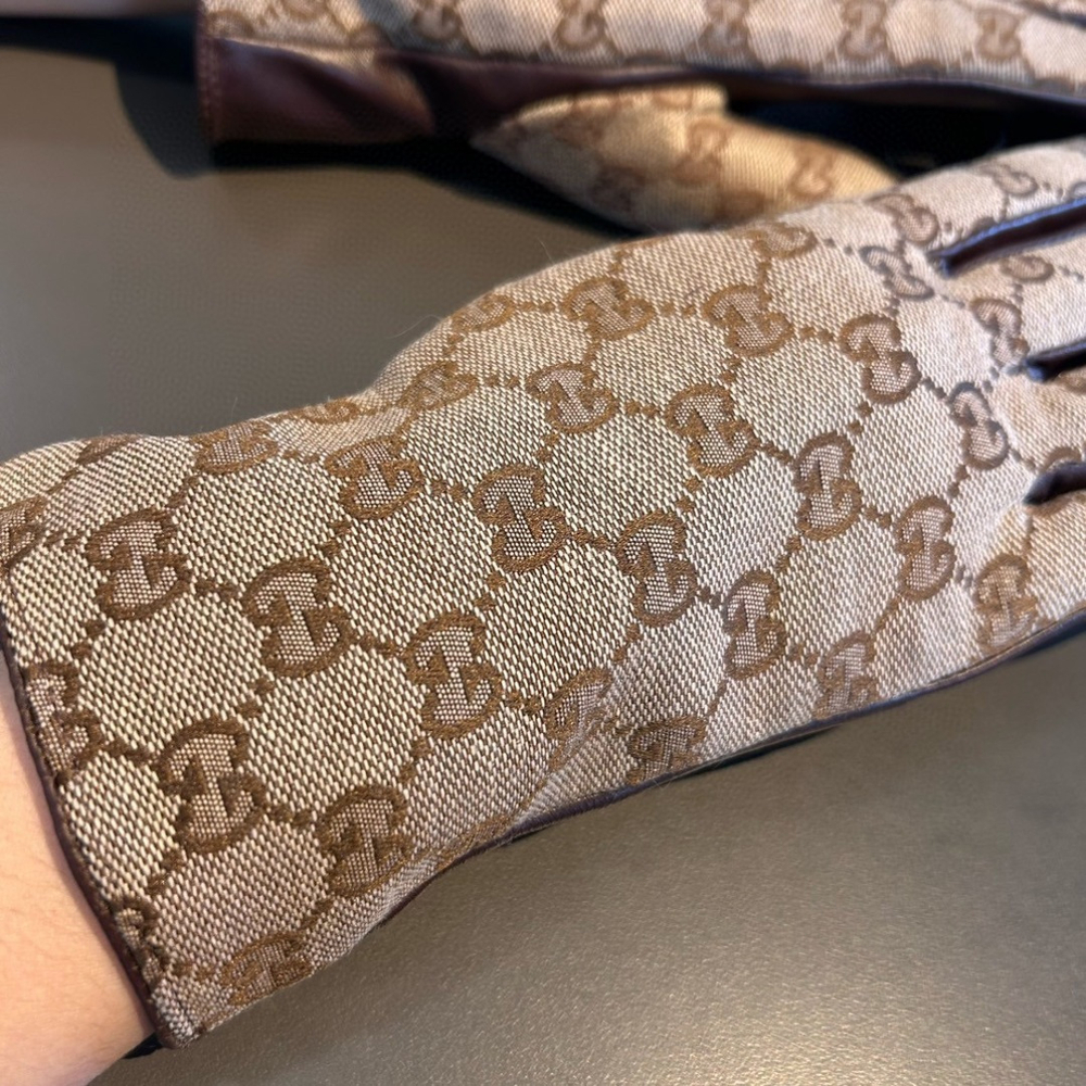 Женские перчатки Gucci с узором GG и коричневой ладонью — фото 4