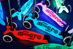 Самокат Maxi Micro Deluxe Glow (светящийся) LED синий кристалл