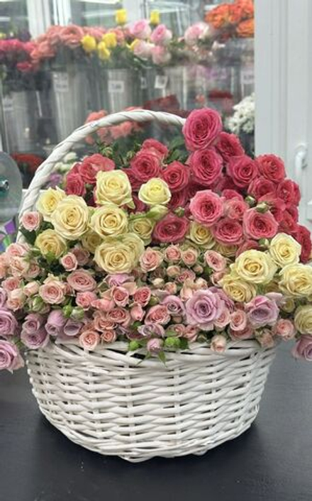 Корзина с кустовыми розами (31 ветка)
