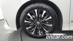 Toyota Alphard 2.5 HEV Executive AWD — 2024