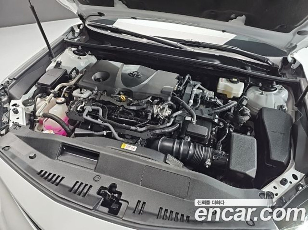 Toyota Camry 2.5 LE Hybrid — 2024