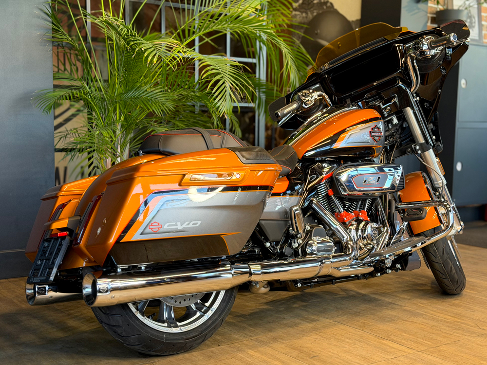 CVO Street Glide "Torched Orange CVO Tri-Tone" (2026)