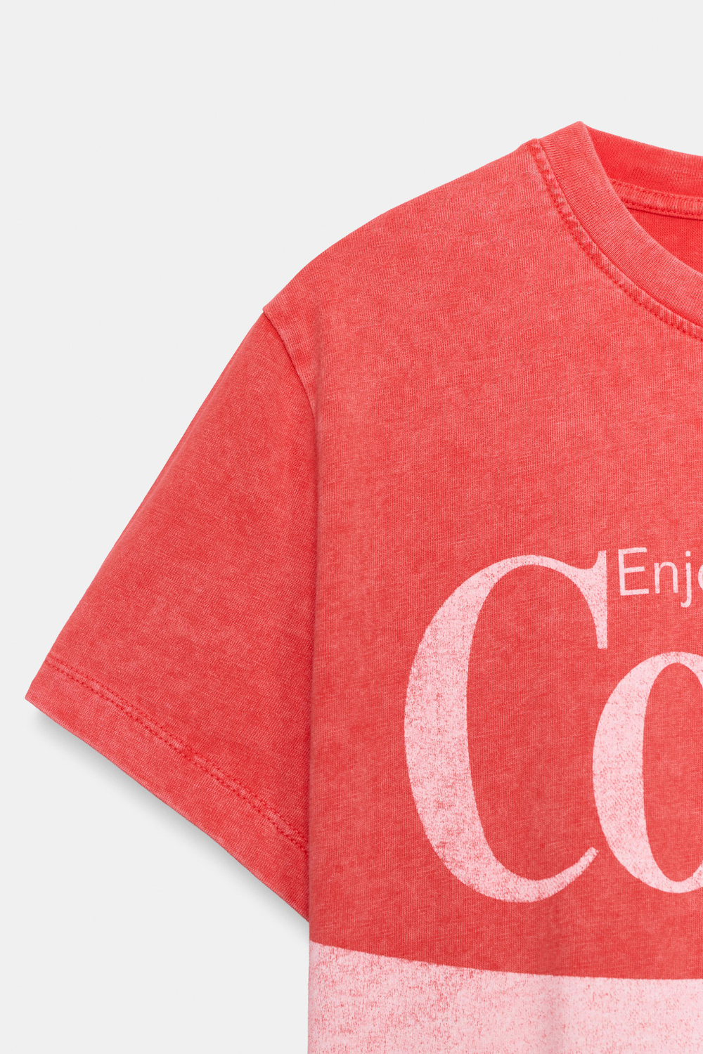 ФУТБОЛКА С ЭФФЕКТОМ ПОТЕРТОСТИ COCA-COLA® — ZARA
