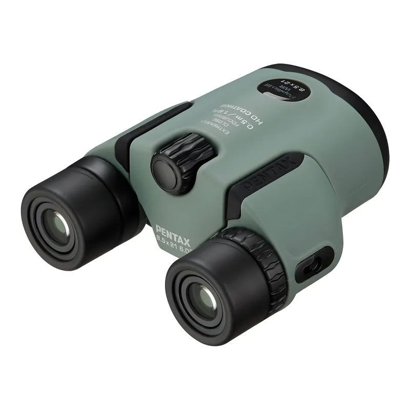 Бинокль PENTAX Papilio III 8.5x21 WR оливковый сверху, видны выступающие элементы фокусировки