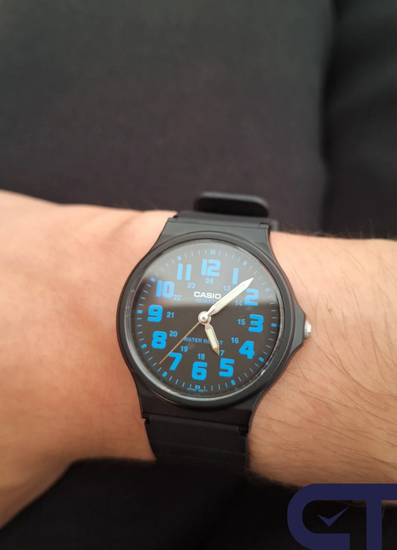 CASIO MQ-71-2B — классические аналоговые часы с синим циферблатом