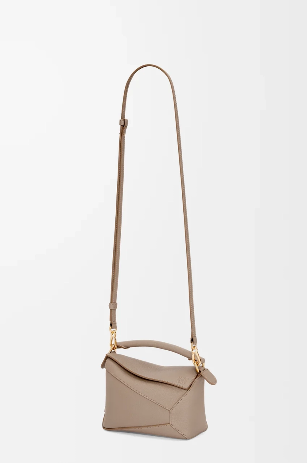 Loewe Мини-сумка Puzzle Edge из мягкой зернистой телячьей кожи, песочный