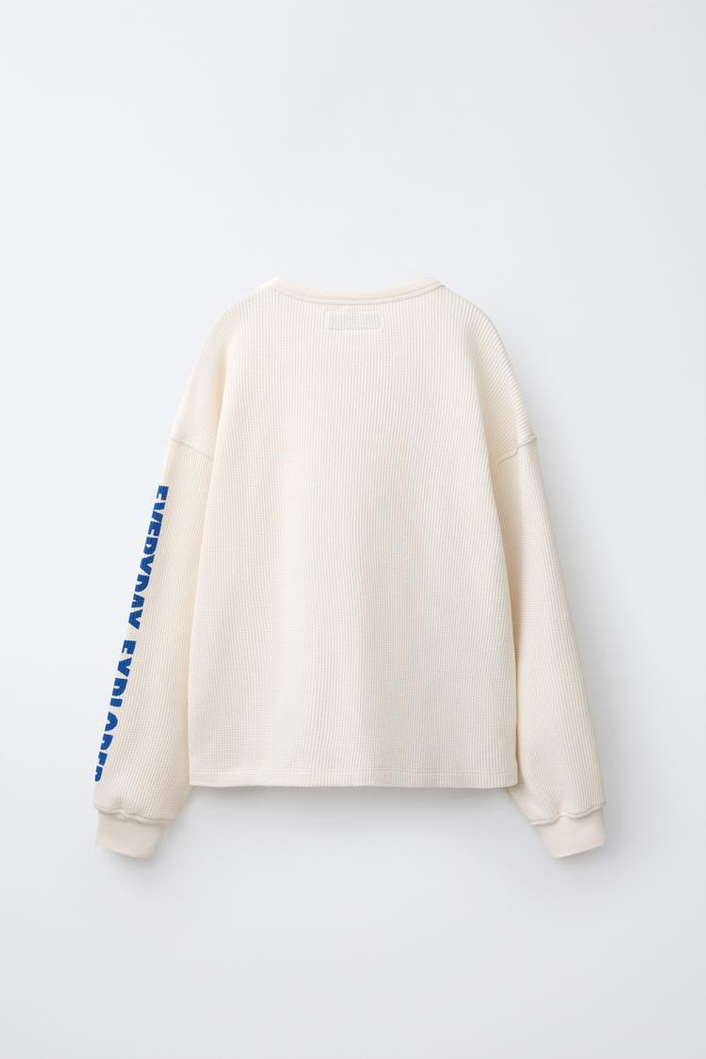 ZARA ФУТБОЛКА ИЗ РИФЛЕНОГО ТРИКОТАЖА С НАШИВКОЙ, ЭКРЮ