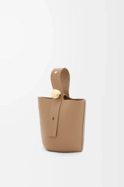 Loewe Мини-сумка-ведро Pebble из мягкой зернистой телячьей кожи, светло-коричневый
