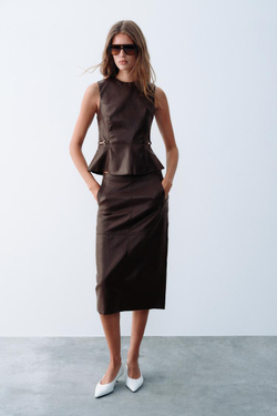ZARA ТОП ИЗ ИСКУССТВЕННОЙ КОЖИ С ЗОЛОТЫМИ АППЛИКАЦИЯМИ, БУРГУНДИ