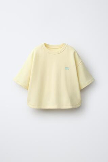 ZARA КОМПЛЕКТ ИЗ ФУТБОЛКИ И ШОРТОВ ИЗ ИНТЕРЛОКА, ЖЕЛТЫЙ